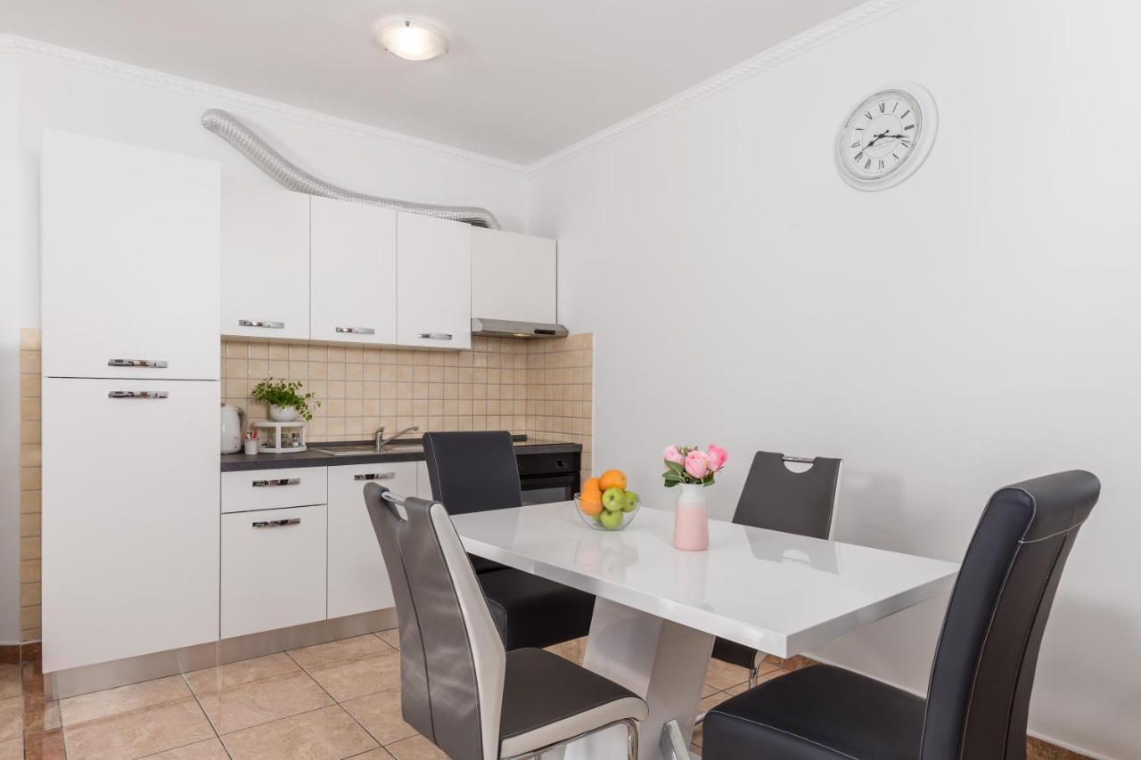 Summer Breeze Apartment With A Pool Опатія Екстер'єр фото